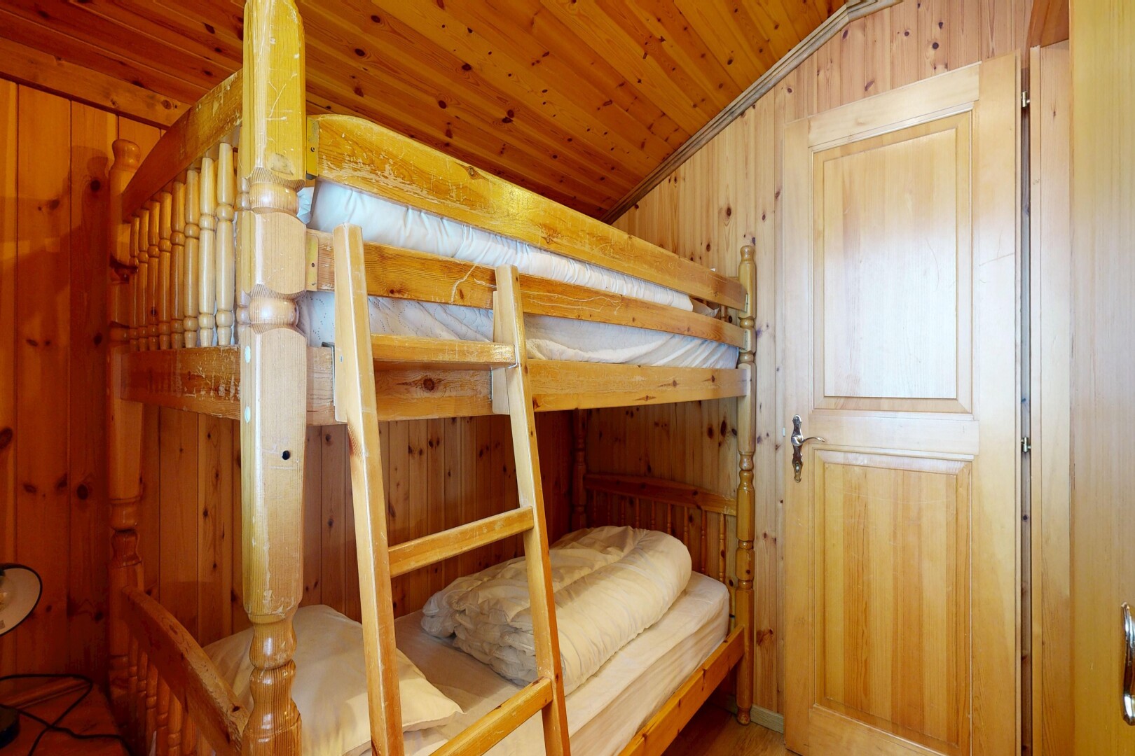 chambre avec mur en bois, wood wall, inside property, plafond voûté, et vaulted ceiling