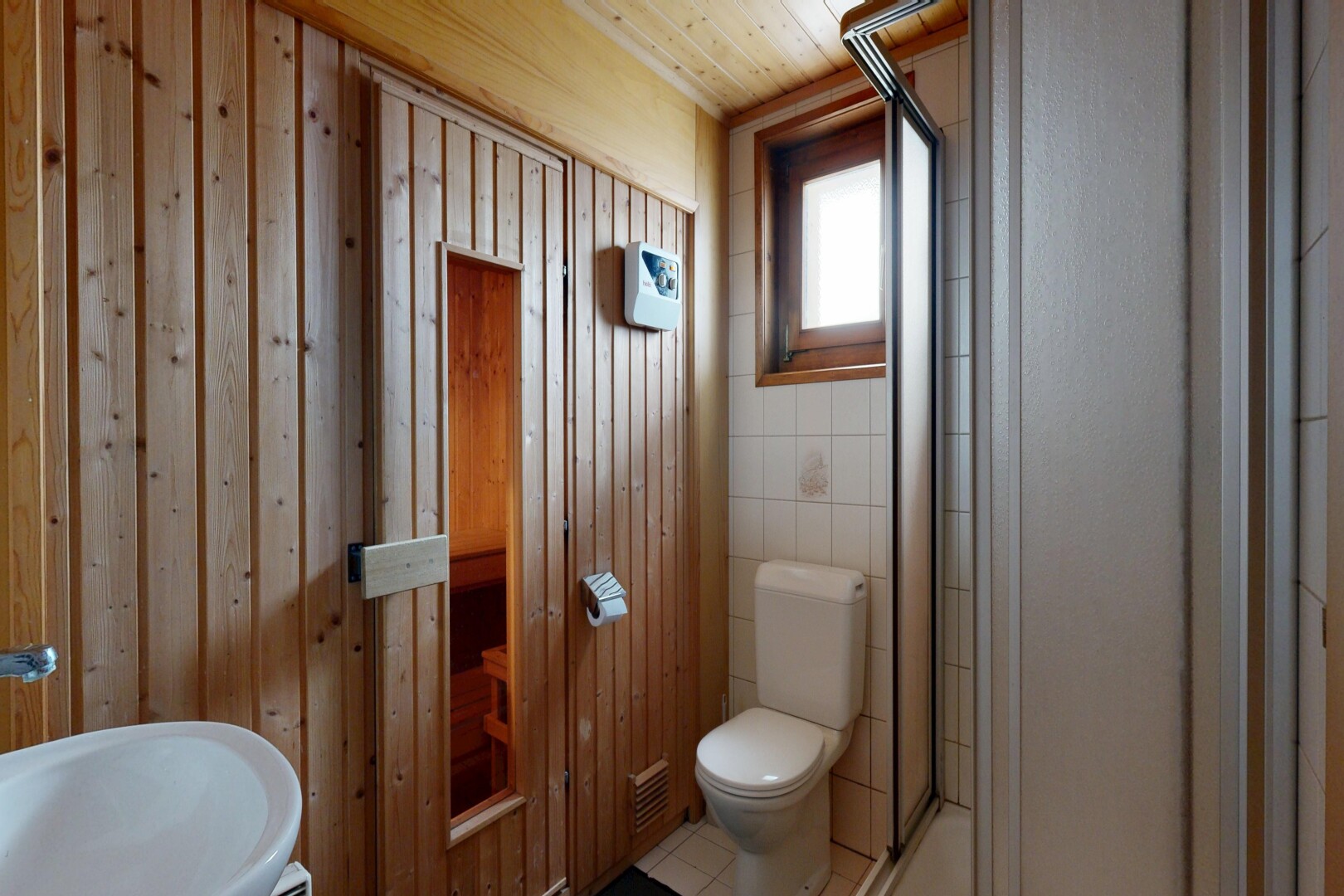 salle de bains avec toilette, salle de bain complète, natural light, lumière naturelle, et inside property