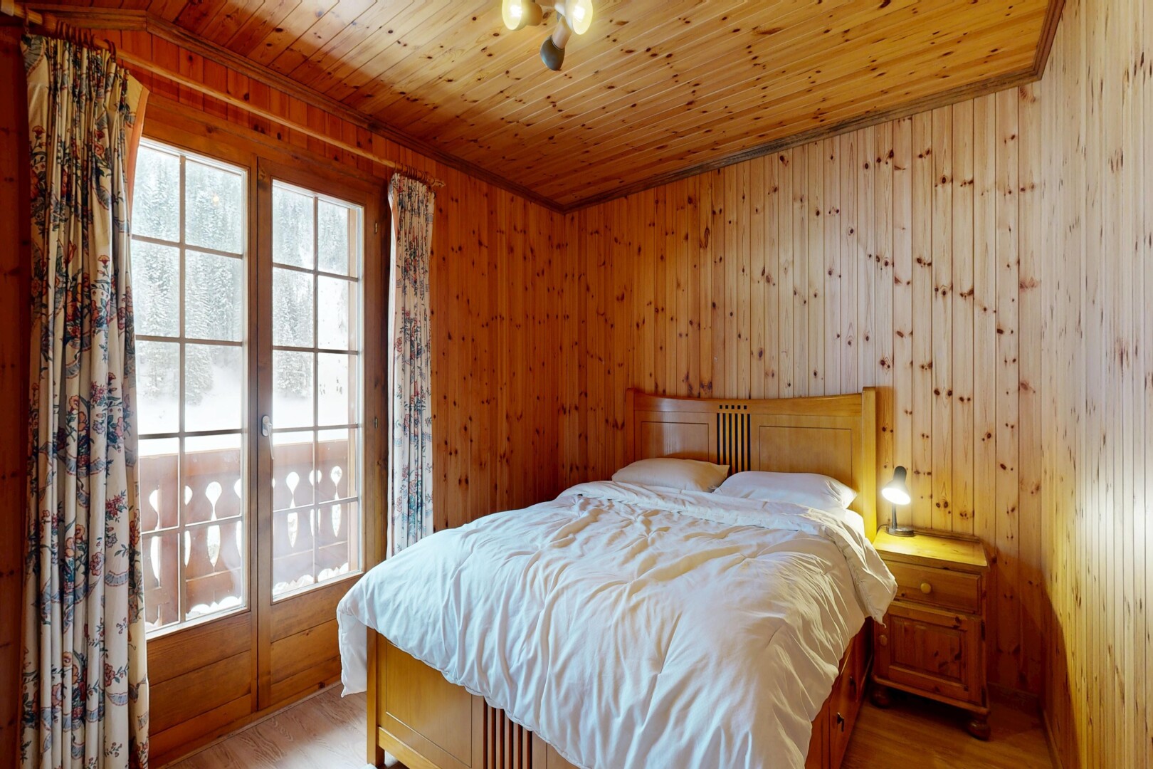chambre avec natural light, lumière naturelle, inside property, wood finish floor, et sol en finition bois