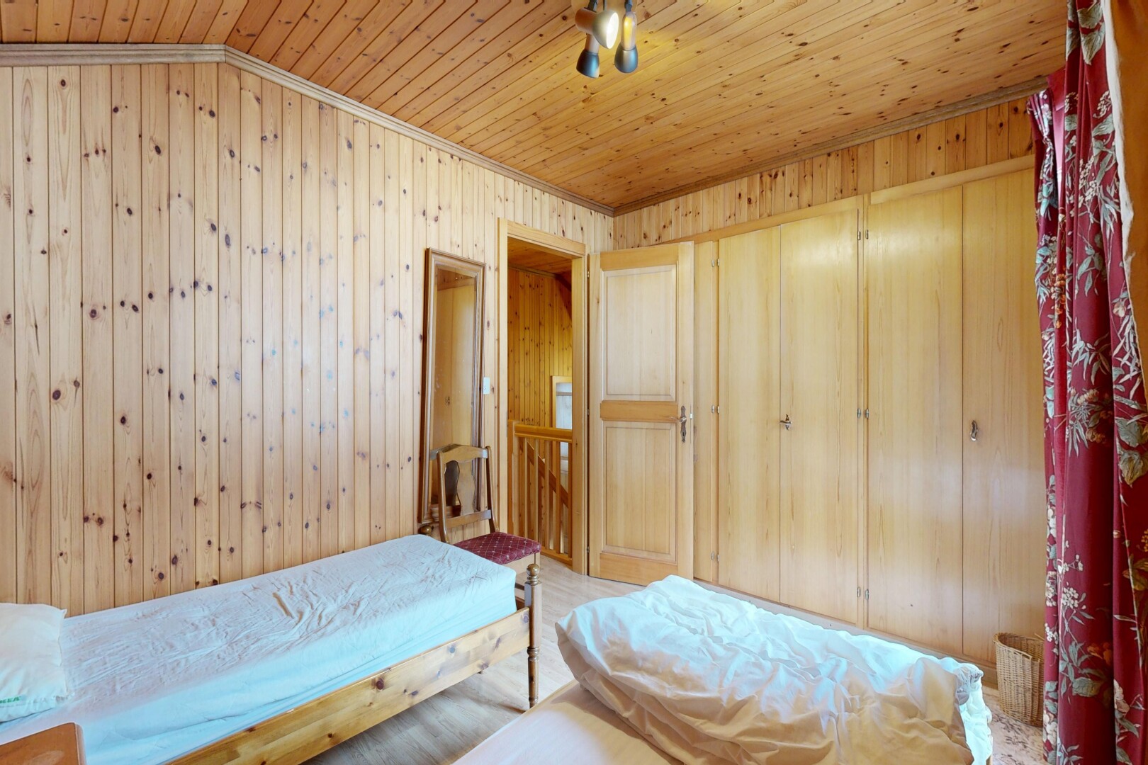 chambre avec plafond en bois, wood ceiling, inside property, mur en bois, et wood wall