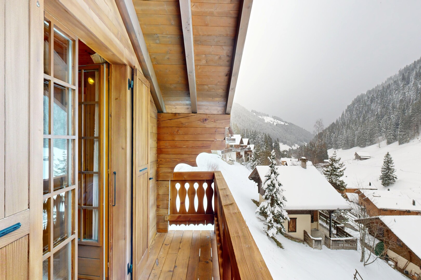 balcon avec snow, overcast, balcon, vue sur la montagne, et mountain view