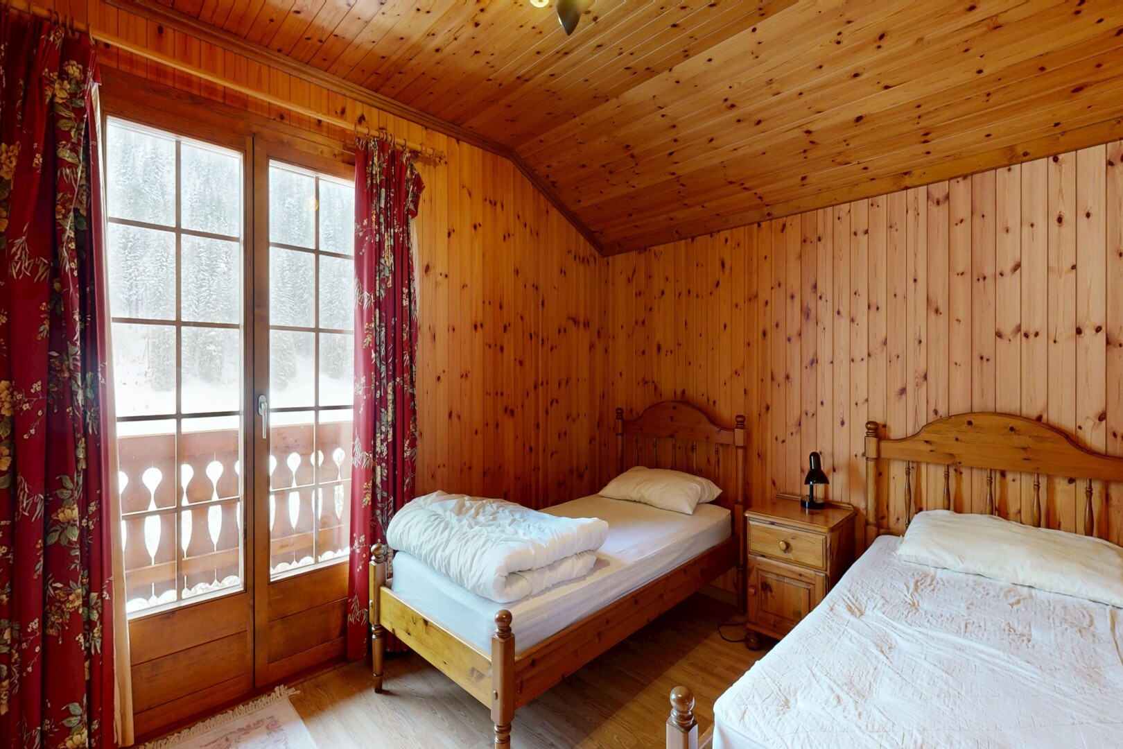 chambre avec inside property, lumière naturelle, natural light, plafond voûté, et vaulted ceiling