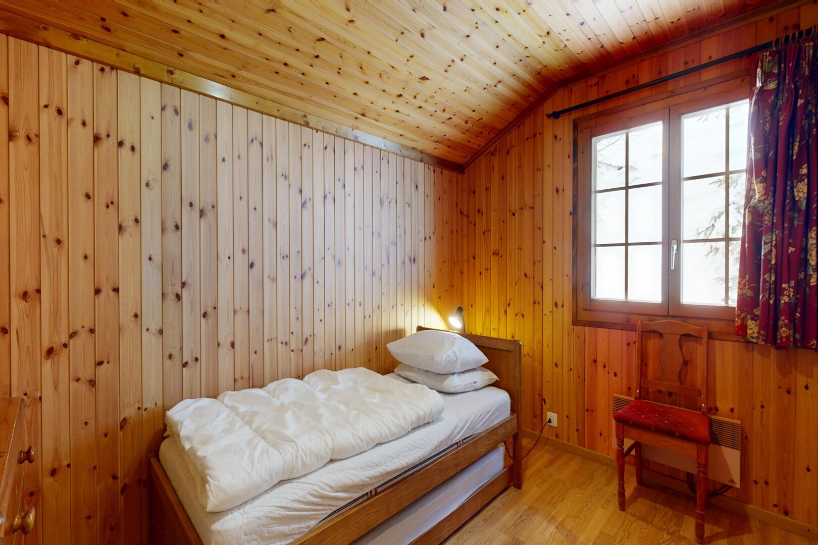 chambre avec sol en finition bois, wood finish floor, plafond en bois, wood ceiling, et lumière naturelle