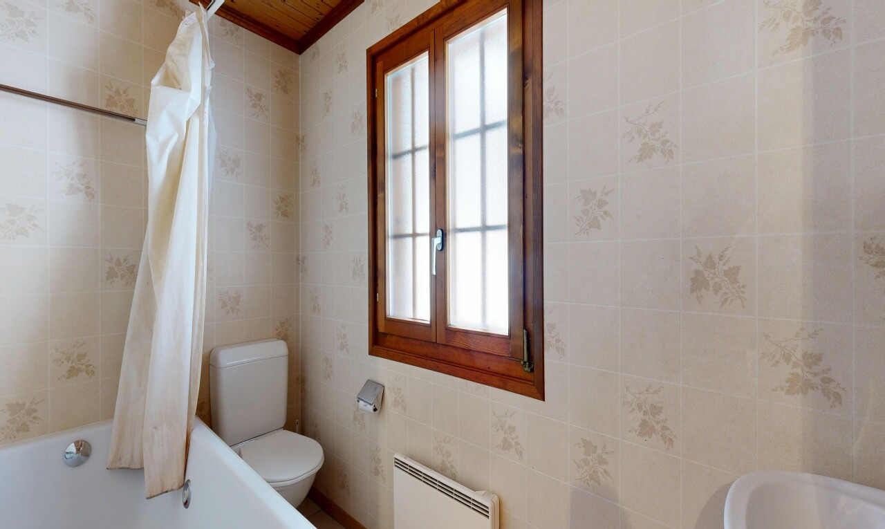 salle de bains avec salle de bain complète, lumière naturelle, natural light, toilette, et radiateur