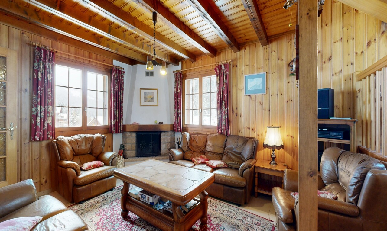 salon avec mur en bois, wood wall, cheminée, inside property, et lumière naturelle