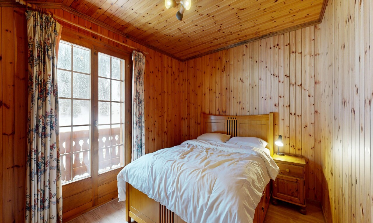 chambre avec natural light, lumière naturelle, inside property, wood finish floor, et sol en finition bois