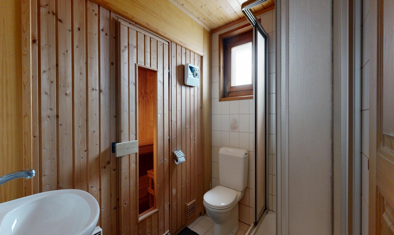 salle de bains avec toilette, salle de bain complète, natural light, lumière naturelle, et inside property