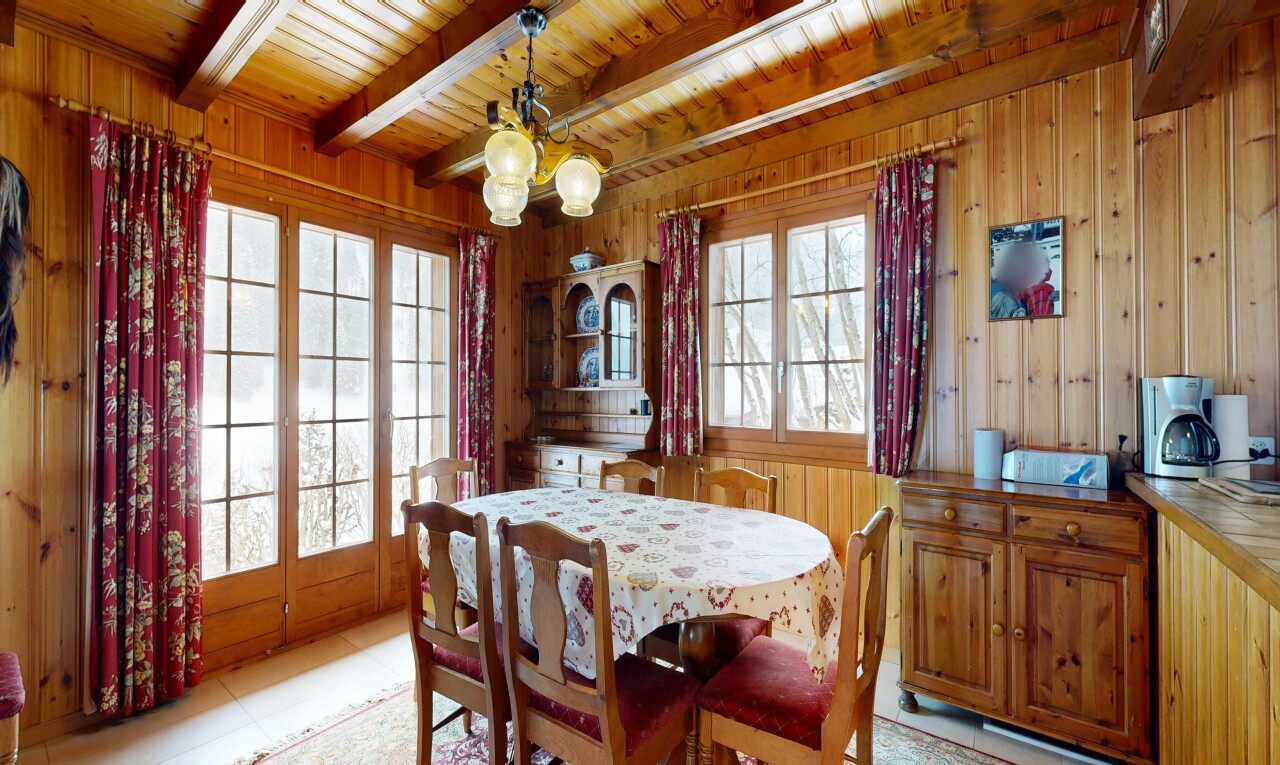 salle à manger avec lustre remarquable, inside property, wood wall, mur en bois, et light floor