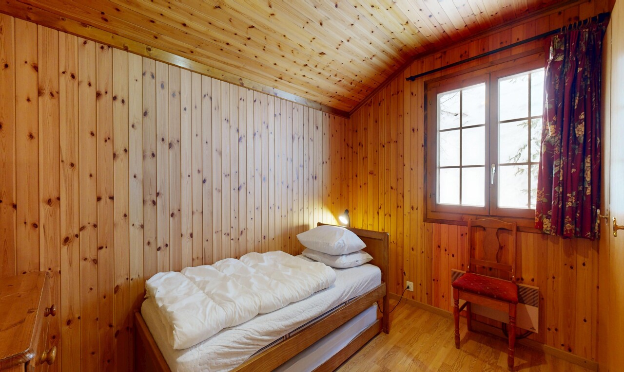 chambre avec sol en finition bois, wood finish floor, plafond en bois, wood ceiling, et lumière naturelle