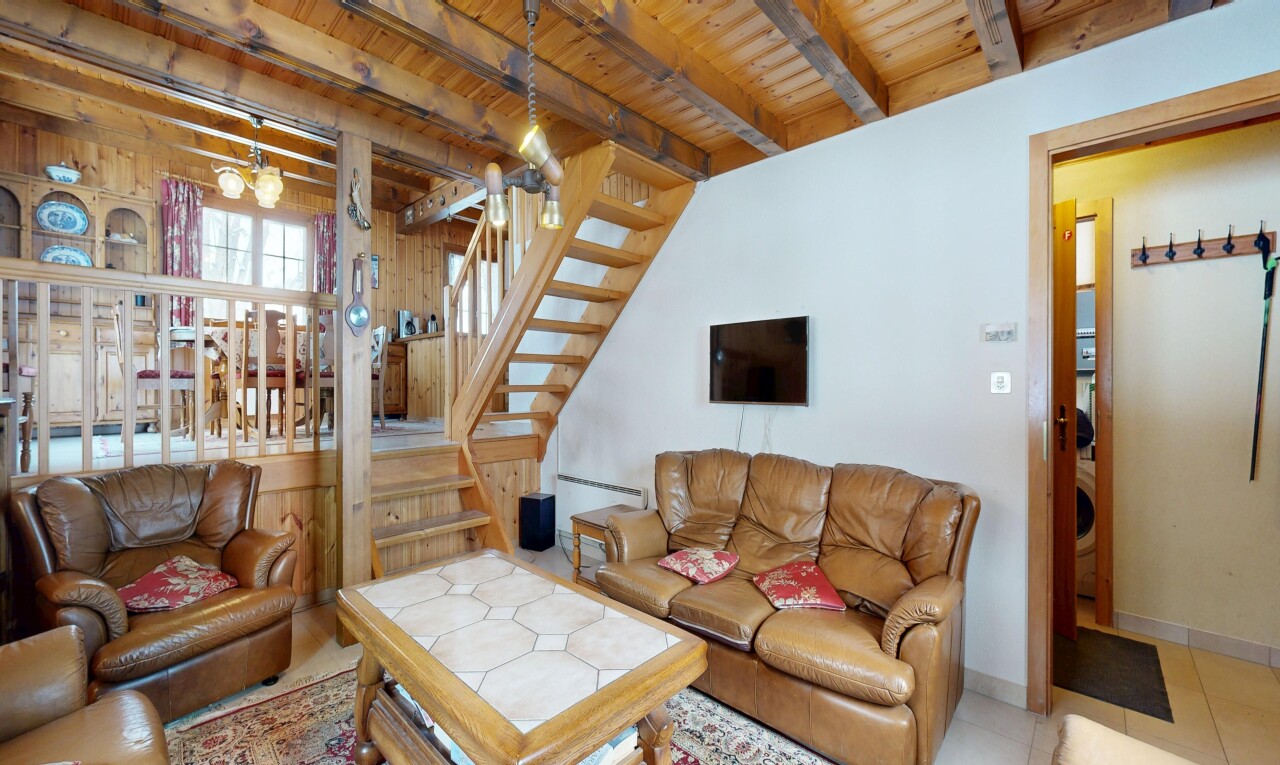 salon avec escaliers, inside property, télévision, lumière naturelle, et natural light