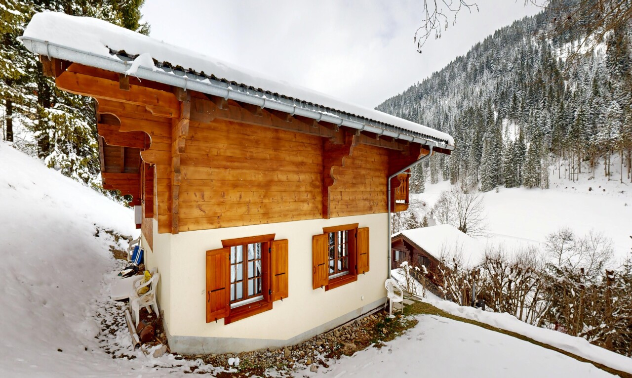 façade avec bardage en bois, bardage horizontal, snow, property visible, et overcast