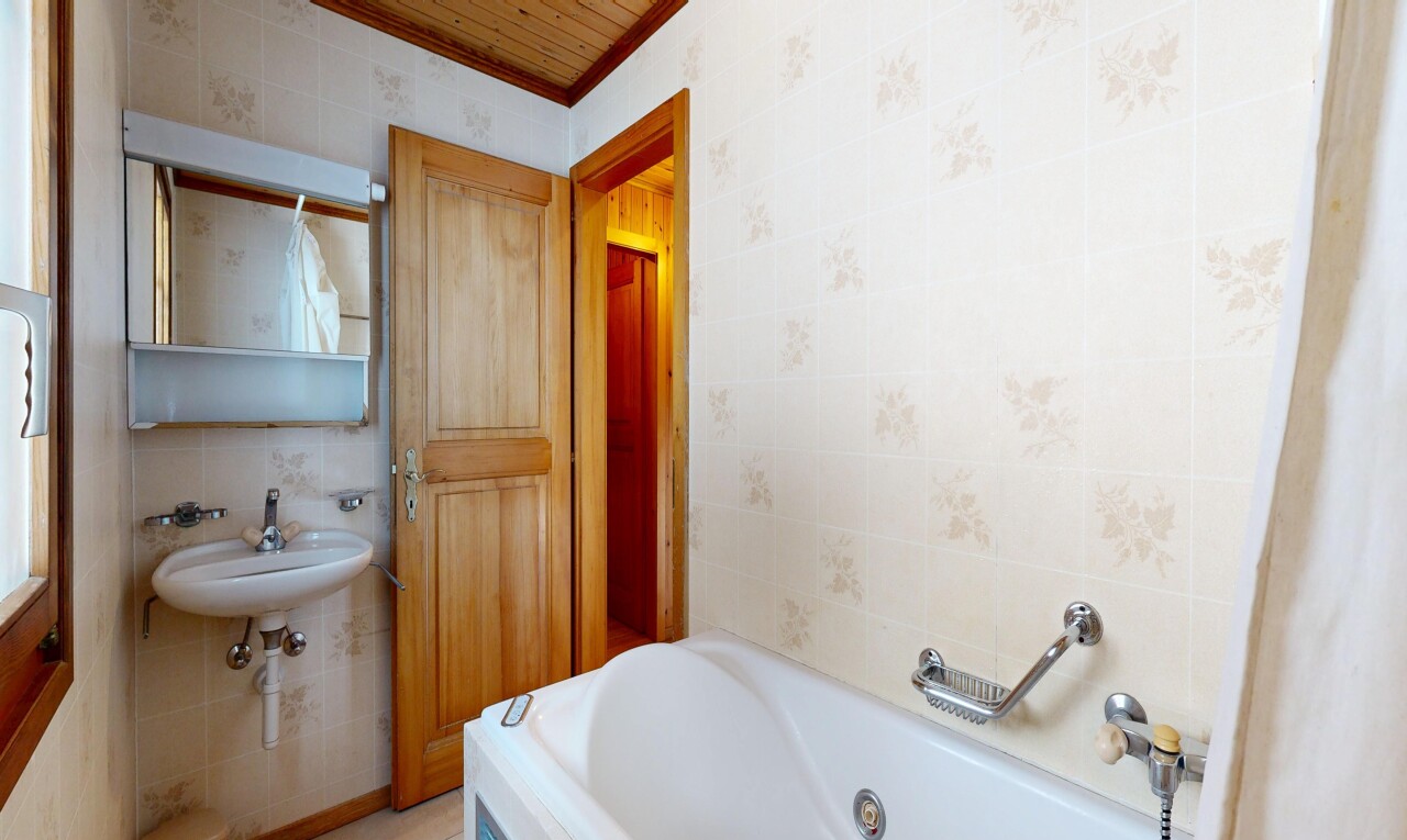 salle de bains avec tile wall, mur en carrelage, salle de bain complète, miroir, et bain