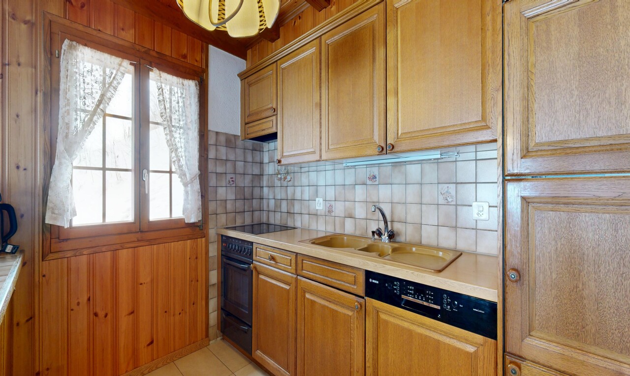 cuisine avec plans de travail, light countertops, dosseret, backsplash, et lumière naturelle
