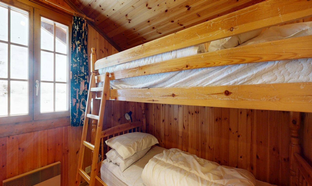 chambre avec wood wall, mur en bois, vaulted ceiling, plafond voûté, et inside property