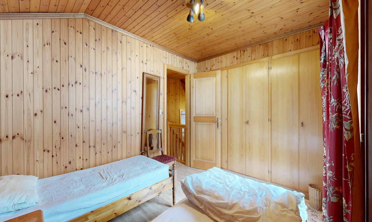 chambre avec plafond en bois, wood ceiling, inside property, mur en bois, et wood wall