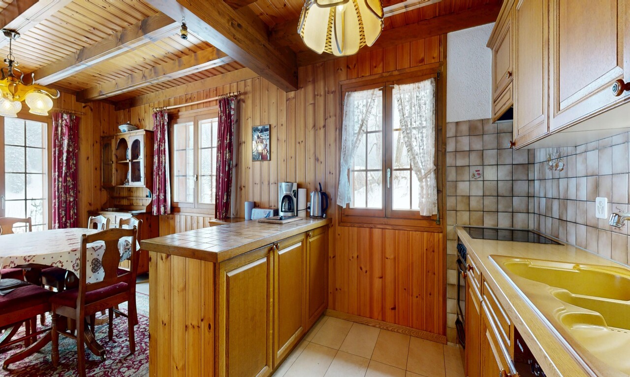 cuisine avec péninsule de cuisine, kitchen peninsula, plans de travail en carrelage, tile countertops, et light countertops