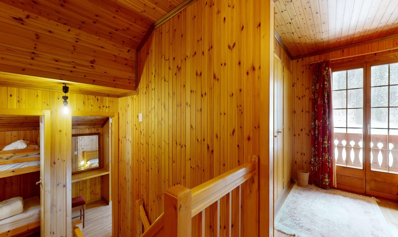 escaliers avec lumière naturelle, natural light, inside property, plafond en bois, et wood ceiling