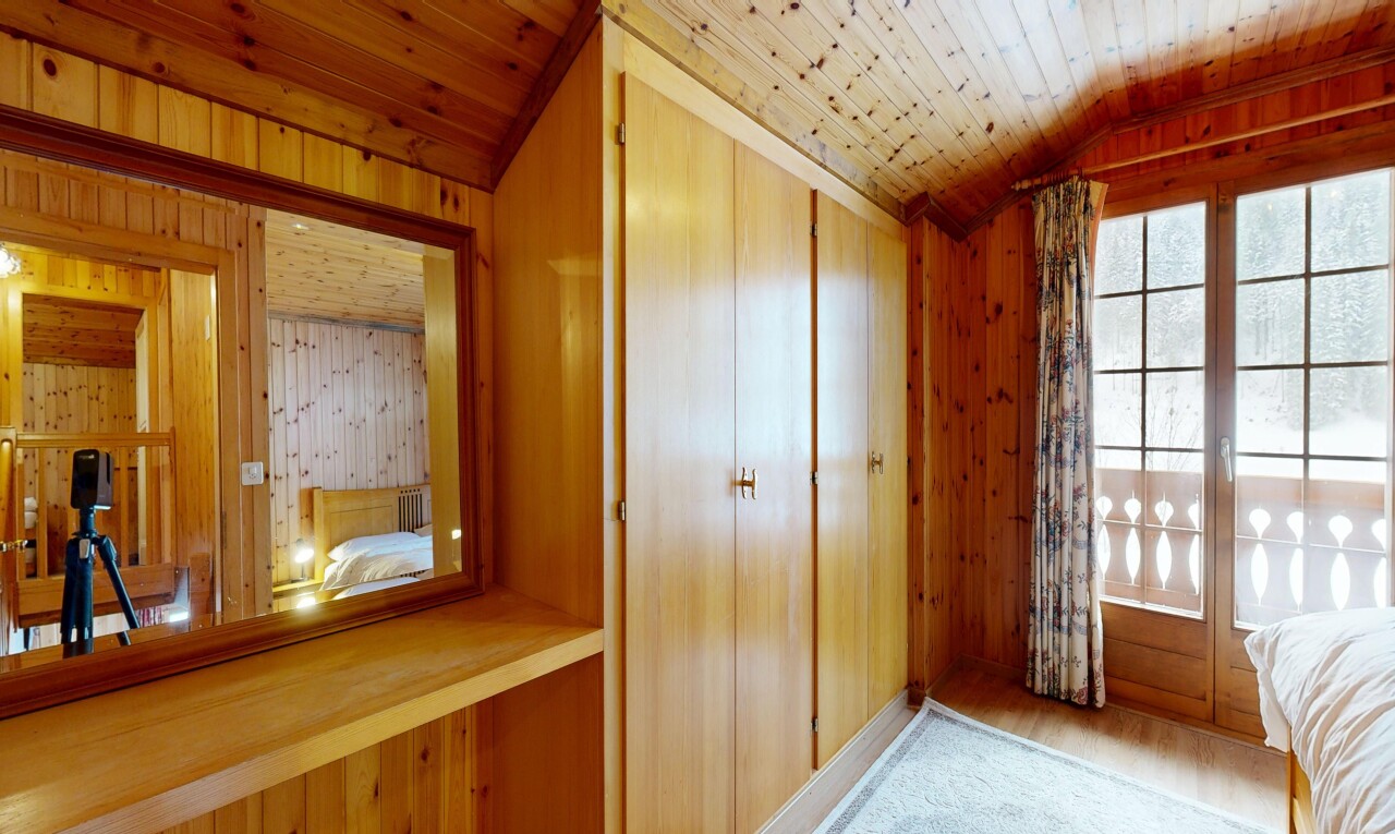 chambre avec wood wall, mur en bois, inside property, wood finish floor, et sol en finition bois