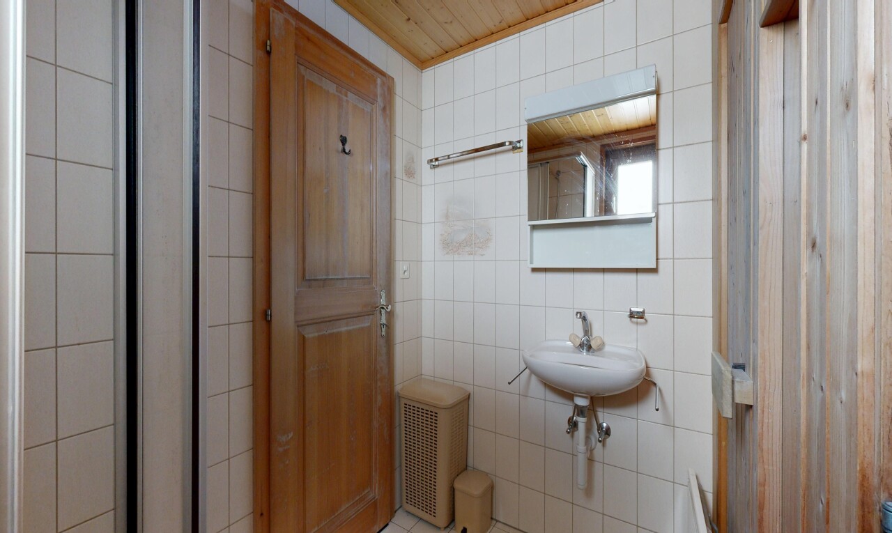 salle de bains avec miroir, mur en carrelage, tile wall, inside property, et évier