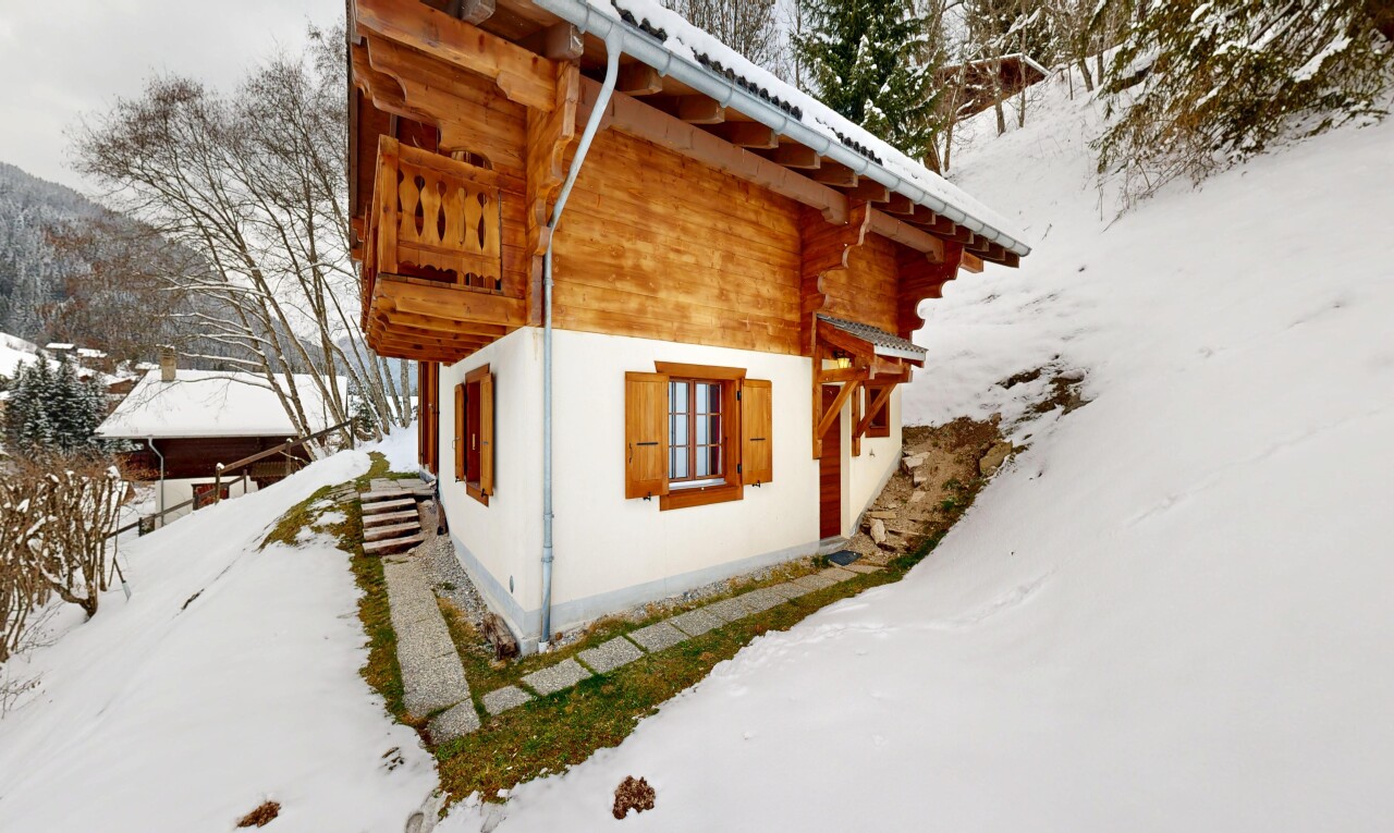 façade avec snow, property visible, bardage horizontal, fondation en béton, et bardage en bois