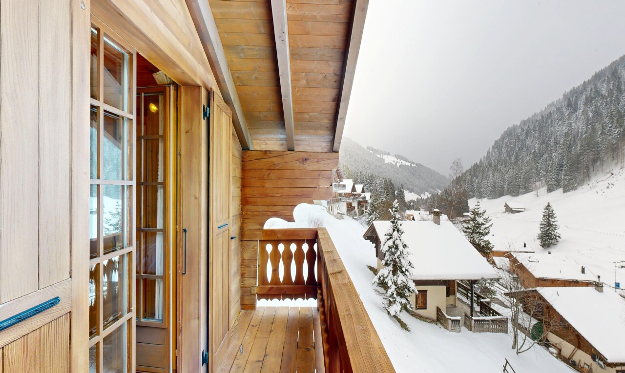 balcon avec snow, overcast, balcon, vue sur la montagne, et mountain view