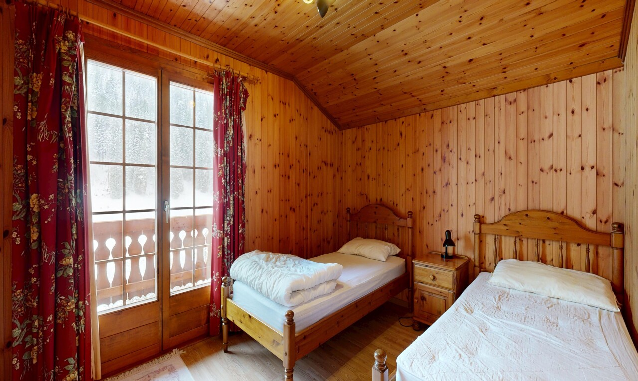 chambre avec inside property, lumière naturelle, natural light, plafond voûté, et vaulted ceiling