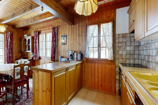 cuisine avec péninsule de cuisine, kitchen peninsula, plans de travail en carrelage, tile countertops, et light countertops