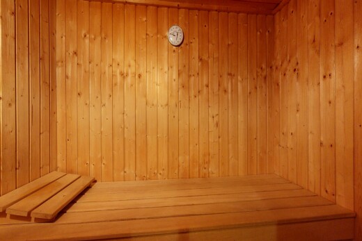 chambre avec sauna, mur en bois, et wood wall
