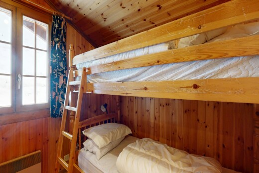 chambre avec wood wall, mur en bois, vaulted ceiling, plafond voûté, et inside property