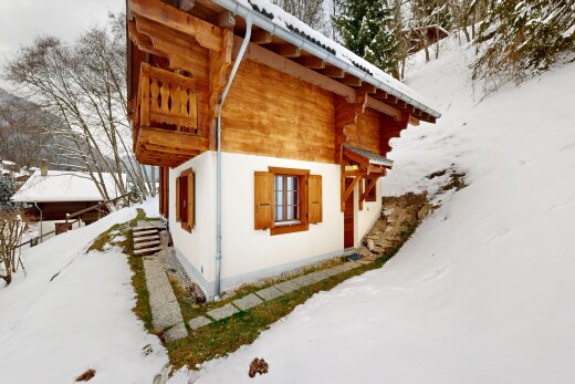 façade avec snow, property visible, bardage horizontal, fondation en béton, et bardage en bois