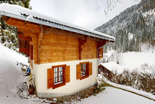 façade avec bardage en bois, bardage horizontal, snow, property visible, et overcast