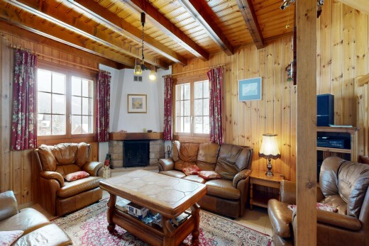 salon avec mur en bois, wood wall, cheminée, inside property, et lumière naturelle