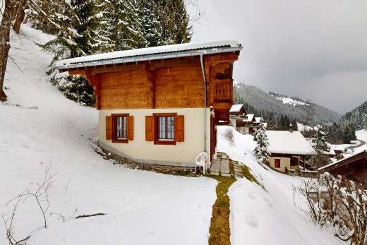 façade avec bardage en bois, snow, overcast, bardage horizontal, et property visible