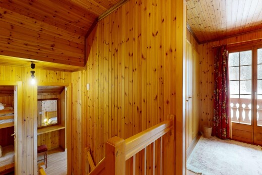 escaliers avec lumière naturelle, natural light, inside property, plafond en bois, et wood ceiling