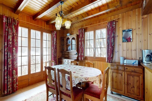 salle à manger avec lustre remarquable, inside property, wood wall, mur en bois, et light floor