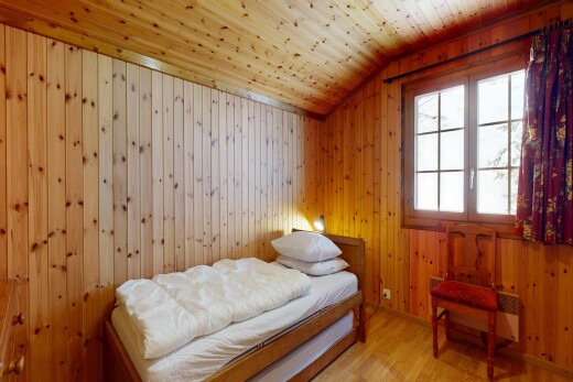 chambre avec sol en finition bois, wood finish floor, plafond en bois, wood ceiling, et lumière naturelle