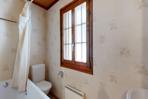 salle de bains avec salle de bain complète, lumière naturelle, natural light, toilette, et radiateur