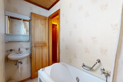 salle de bains avec tile wall, mur en carrelage, salle de bain complète, miroir, et bain
