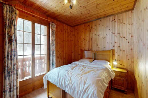 chambre avec natural light, lumière naturelle, inside property, wood finish floor, et sol en finition bois