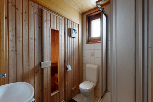 salle de bains avec toilette, salle de bain complète, natural light, lumière naturelle, et inside property