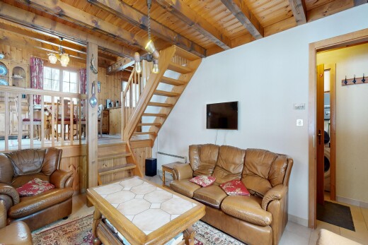 salon avec escaliers, inside property, télévision, lumière naturelle, et natural light