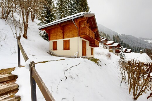 façade avec snow, property visible, overcast, bardage en bois, et balcon
