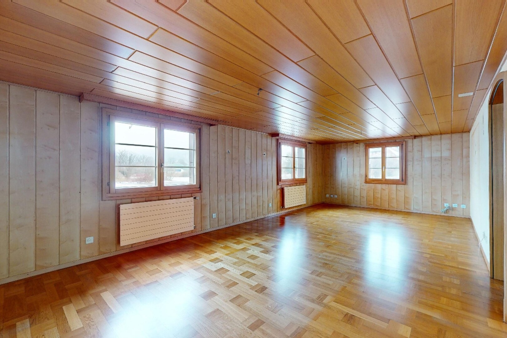 leerer raum mit holzdecke, natürliches licht, und kühler