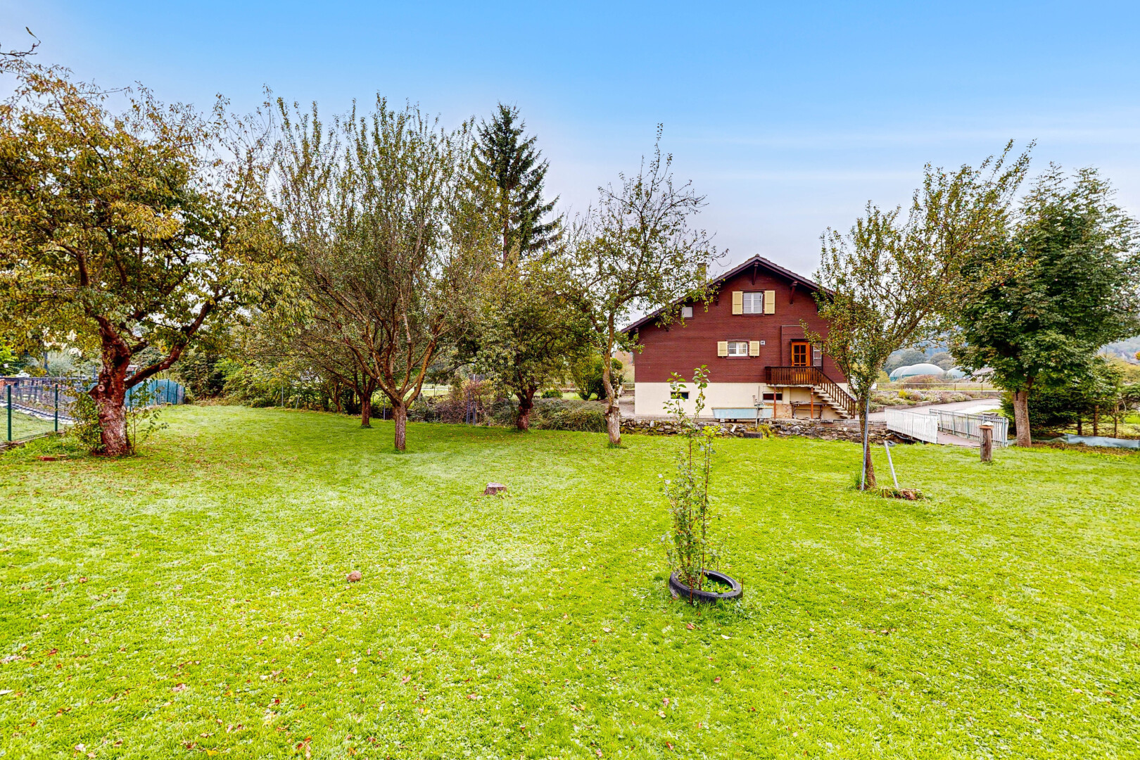 garten mit rasen, property visible, und day time