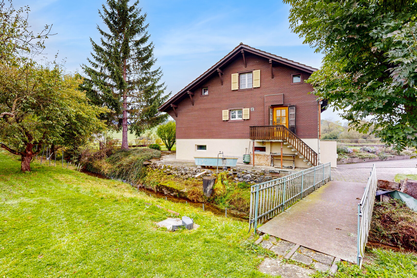 außenansicht mit property visible, rasen, vortreppe, treppen, und zaun