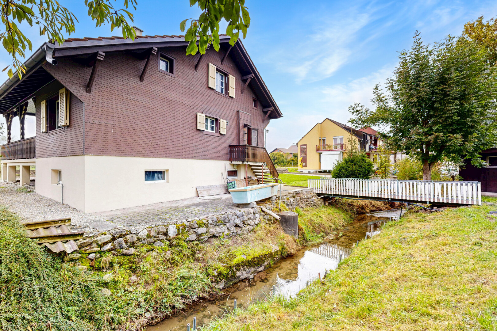 außenansicht mit creek / stream view, property visible, day time, rasen, und seesicht
