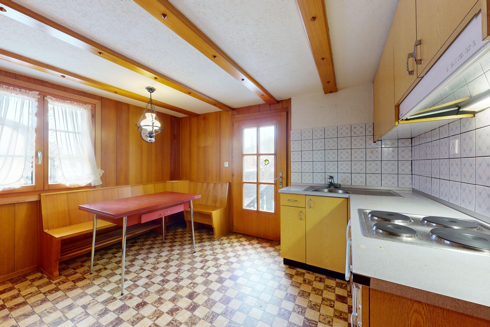 küche mit holzwand, balkendecke, natürliches licht, arbeitsplatten, und vinylboden