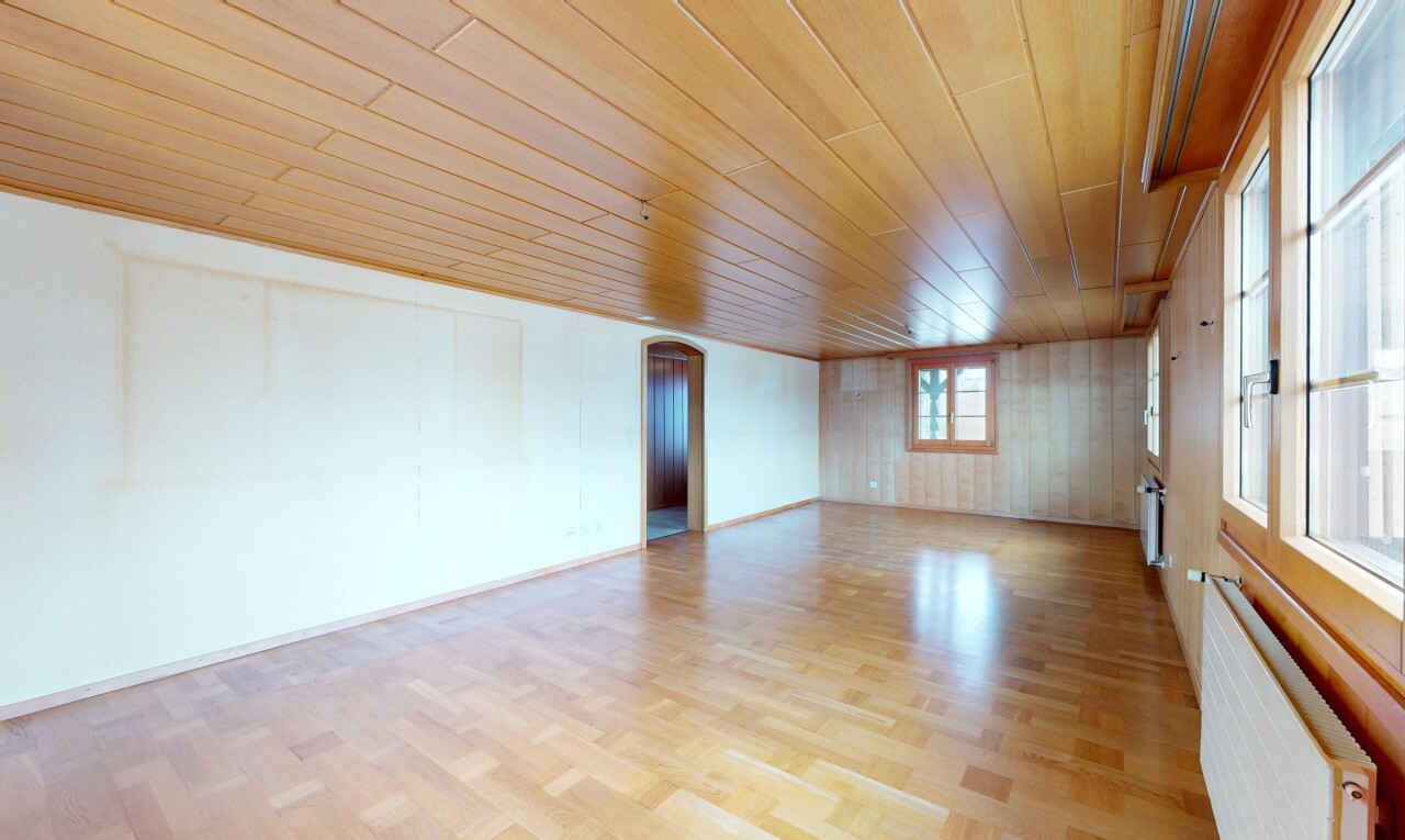 leerer raum mit natürliches licht, kühler, und holzfußboden