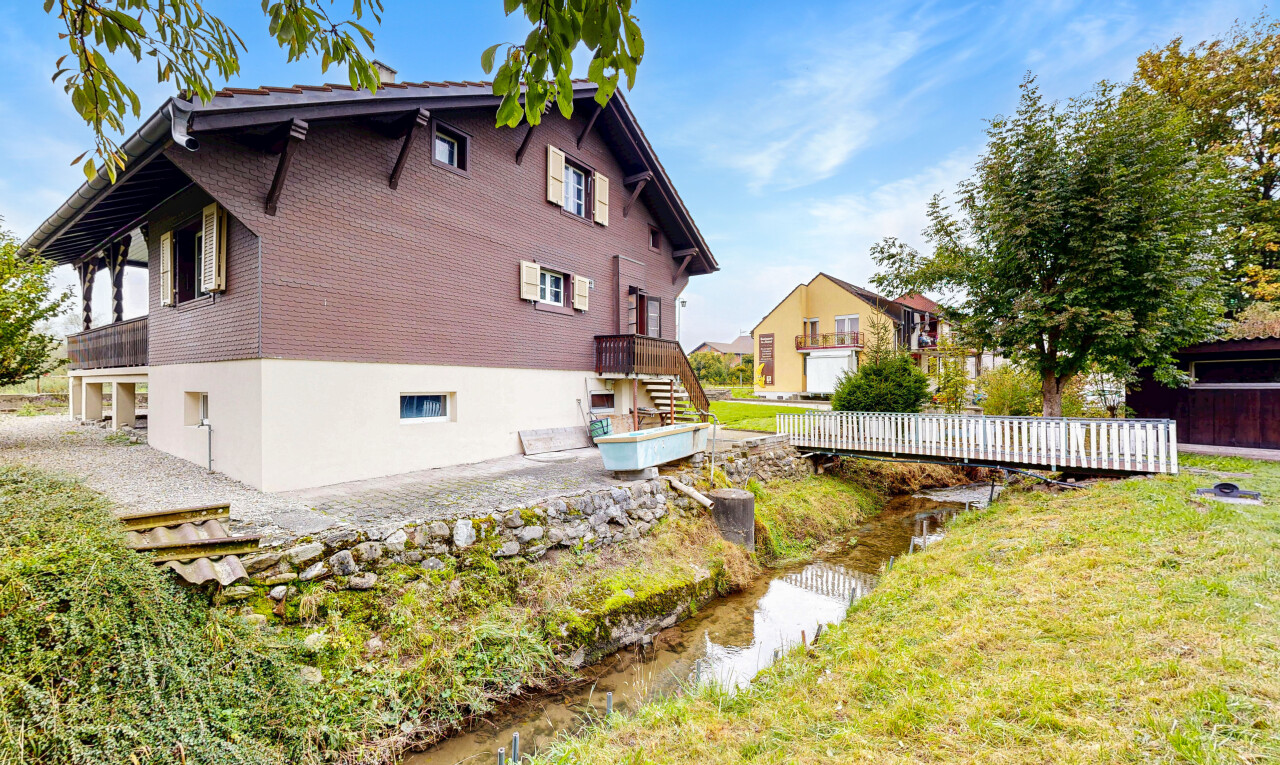 außenansicht mit creek / stream view, property visible, day time, rasen, und seesicht