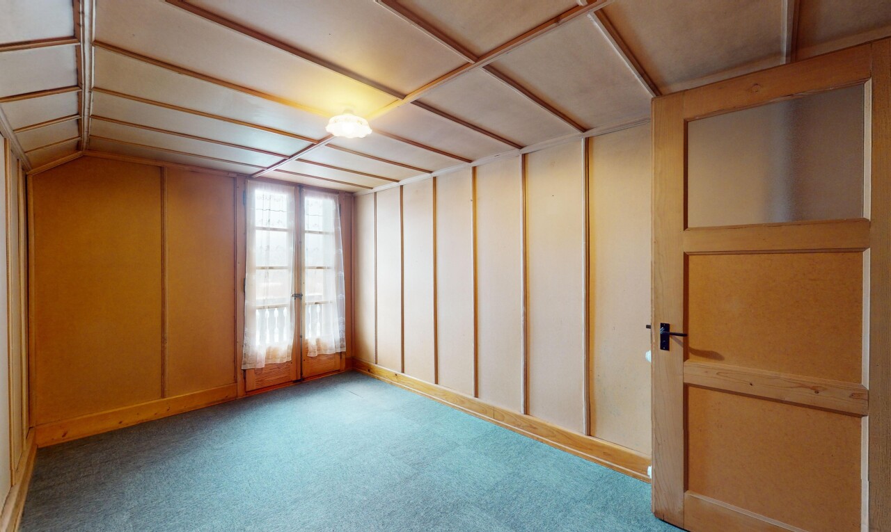 leerer raum mit teppich und natürliches licht